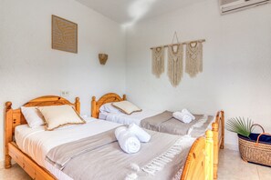 3 slaapkamers, een strijkplank/strijkijzer, gratis wifi, beddengoed