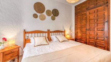 3 slaapkamers, een strijkplank/strijkijzer, gratis wifi, beddengoed