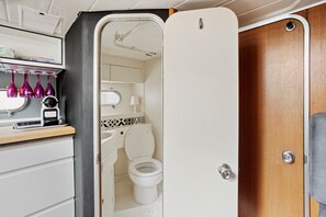 Douche, articles de toilette gratuits, serviettes fournies