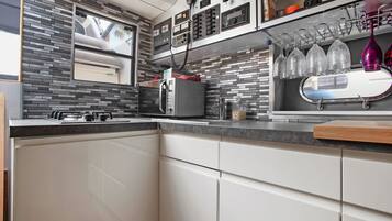 Kjøleskap, mikrobølgeovn, ovn og kokeplater