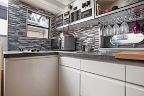 Réfrigérateur, micro-ondes, four, plaque de cuisson