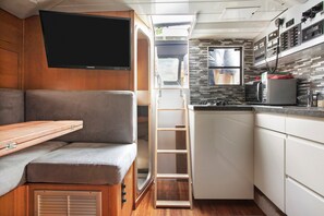 Interior - Boat 'Port De Saint-Raphaël' with Sea View and Private Terrace (Saint-Raphaël)