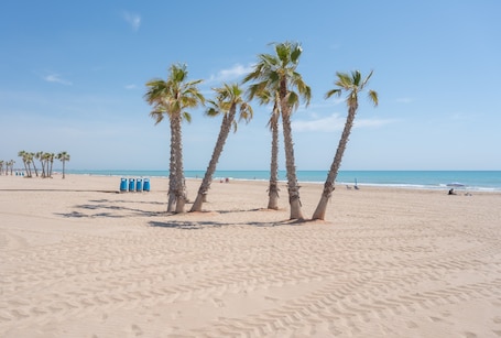 Ubicación cercana a la playa. Apartamento 'Lopimar Jose Segrelles' con terraza privada, a unos pasos de la playa