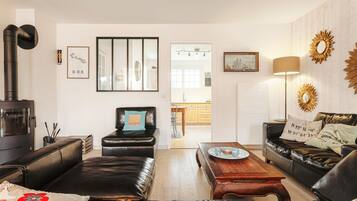 Télévision, cheminée, table de tennis de table