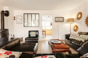 Televisión, chimenea, mesa de ping pong