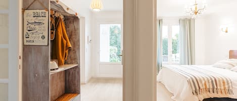 4 bedrooms, iron/ironing board, free WiFi, bed sheets