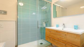 Bruser, hårtørrer, håndklæder