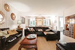 Televisión, chimenea, mesa de ping pong