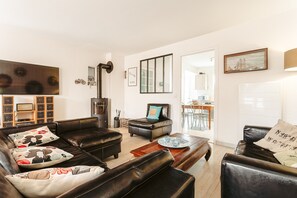 Tv, eldstad och ett bordtennisbord