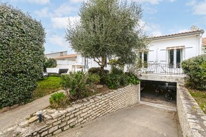 Terrace/patio - Holiday Home 'Maison 120m2 Pres Centre Et Plages' with Terrace, Garden and Wi-Fi (Le Bois-Plage-en-Ré)