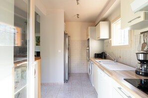 Kühlschrank, Mikrowelle, Ofen, Herdplatte