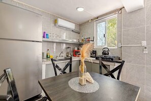 Kühlschrank, Mikrowelle, Ofen, Herdplatte