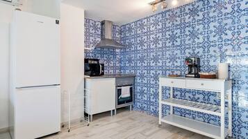 Jääkaappi, mikroaaltouuni, uuni, liesi