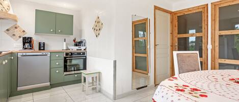 ثلاجة، ميكروويف، فرن، موقد طهي مسطح