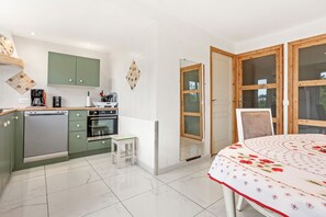 Fridge, microwave, oven, stovetop - Charmant Apartment Brignoles with Private Terrace and Air Conditioning (Brignoles)