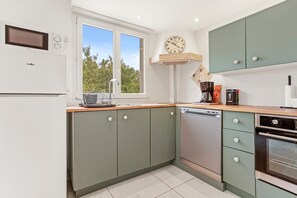 Fridge, microwave, oven, stovetop - Charmant Apartment Brignoles with Private Terrace and Air Conditioning (Brignoles)