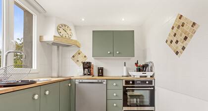 Charmant Apartment Brignoles with Private Terrace and Air Conditioning