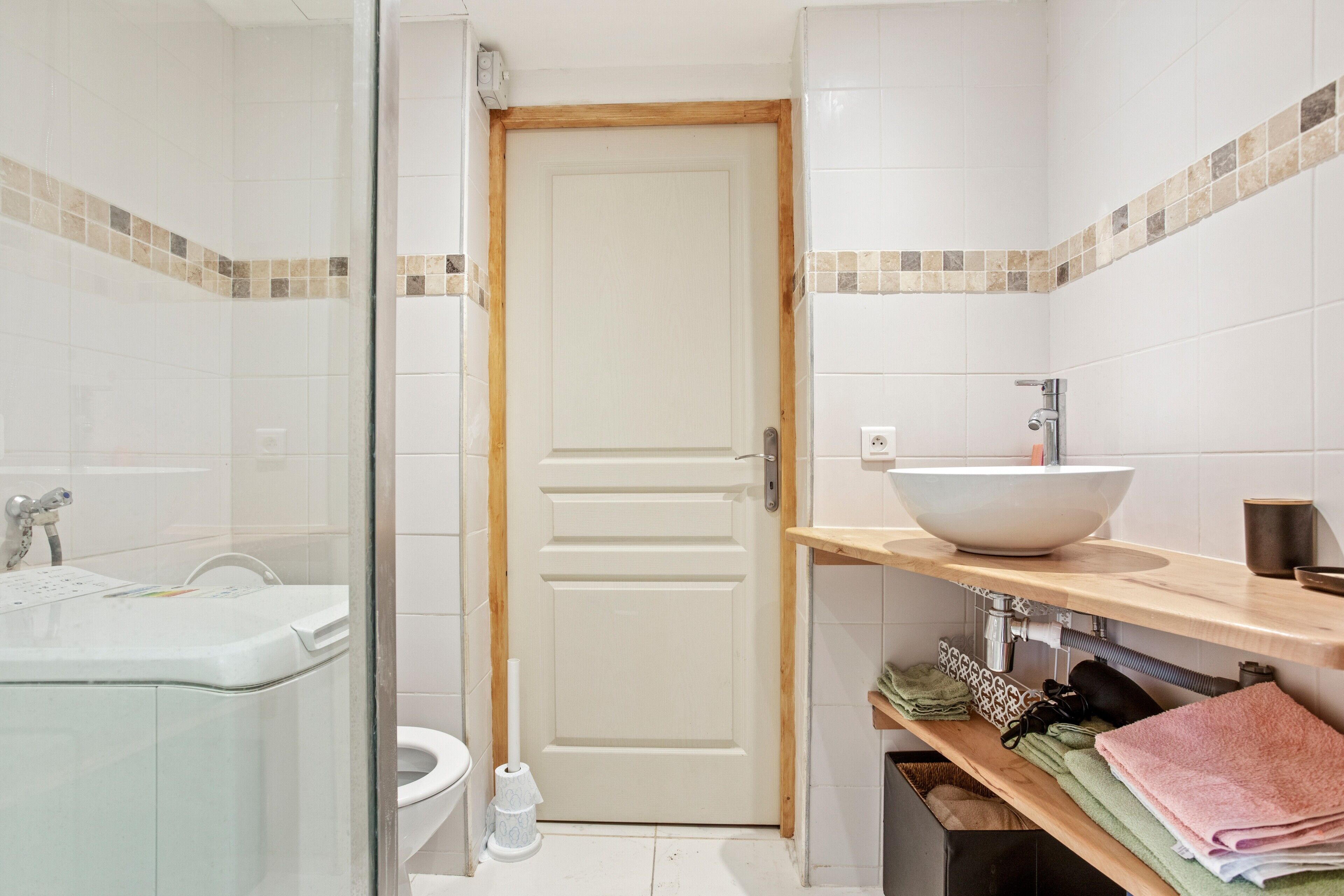 Shower, hair dryer, towels