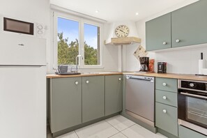 Kjøleskap, mikrobølgeovn, ovn og kokeplater