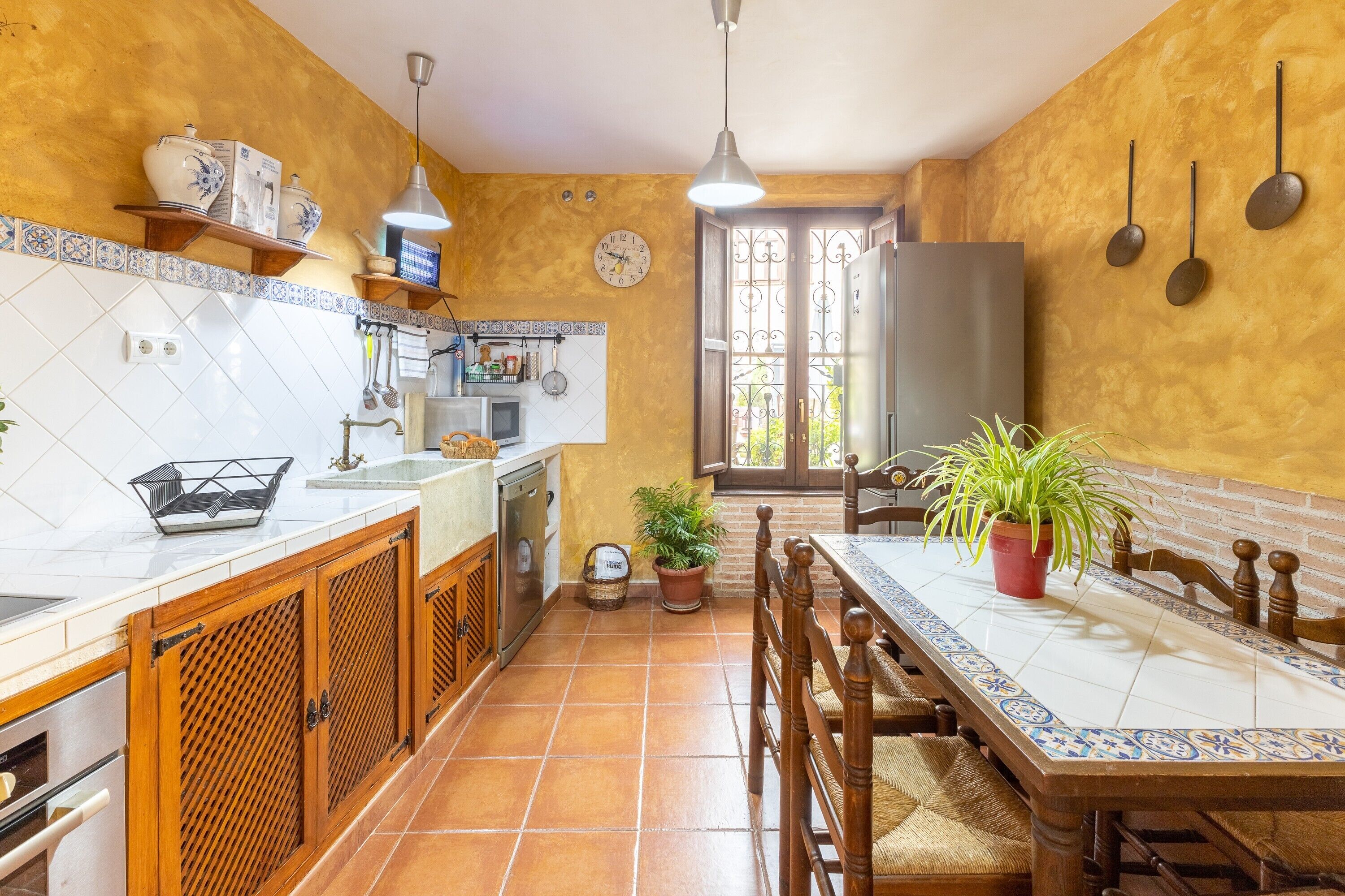 Frigorífico, microondas, horno y placa de cocina