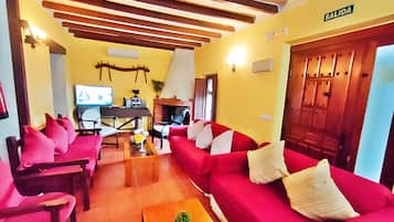 Televisión, chimenea, reproductor de DVD, estéreo