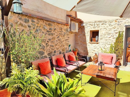 Outdoor dining. Country House 'Hacienda El Cencerro' with Private Pool, Wi-Fi and Air Conditioning
