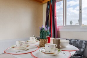 Dining - Bungalow 'Quinta Simão' with Shared Pool, Wi-Fi and Air Conditioning (Palmela)