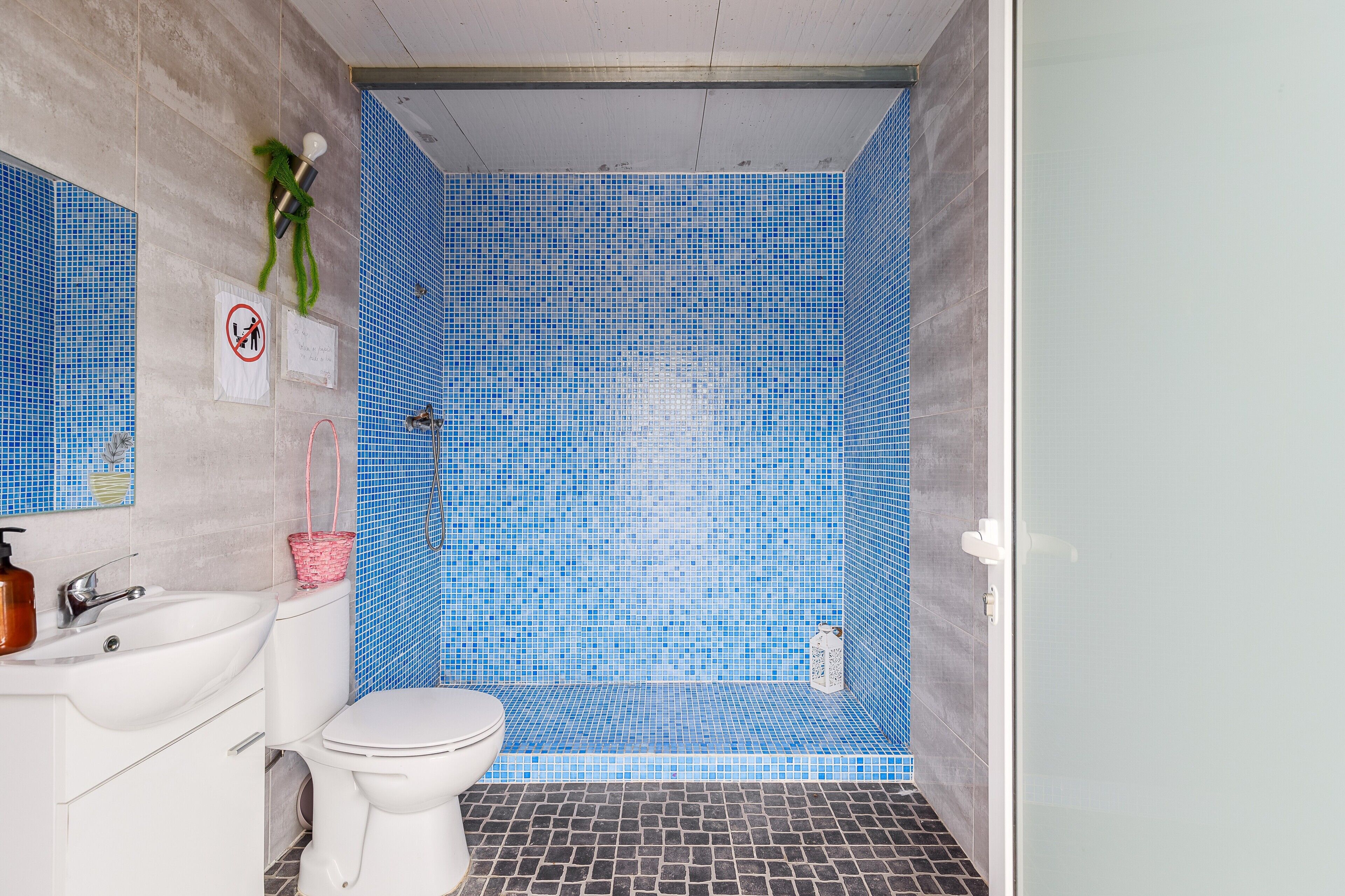 Douche, serviettes fournies