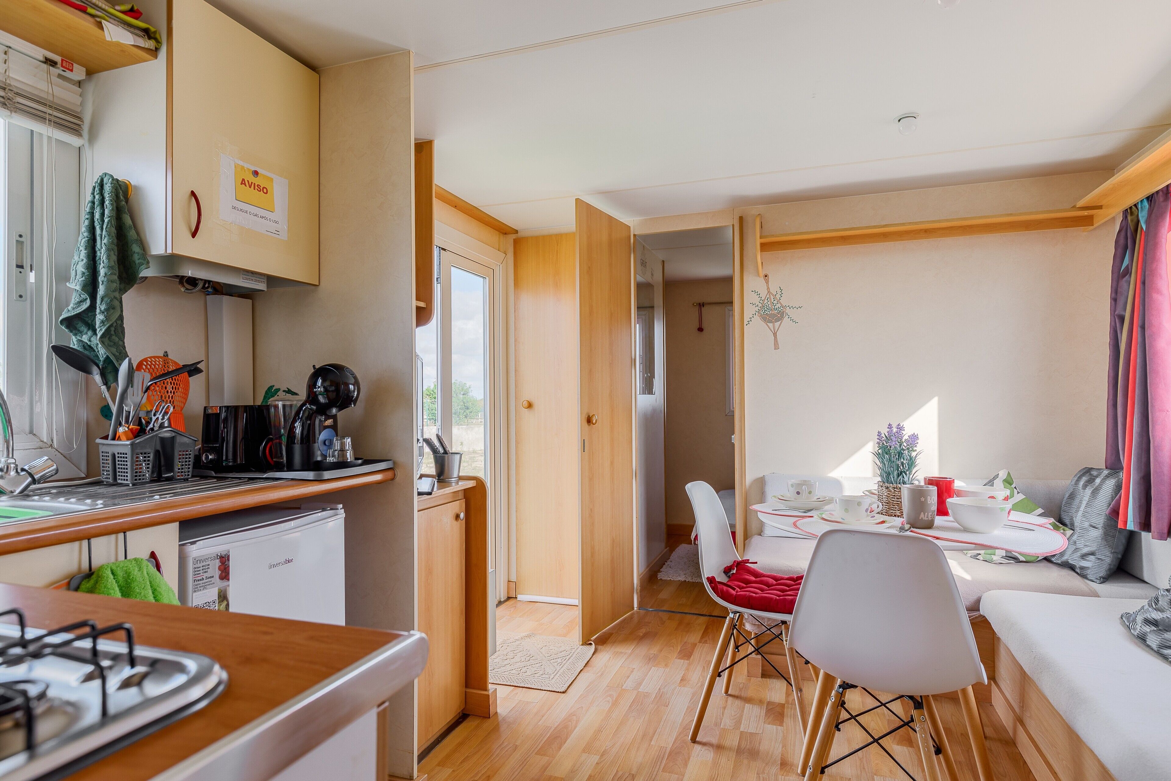 Kühlschrank, Mikrowelle, Herdplatte, Wasserkocher mit Kaffee-/Teezubehör