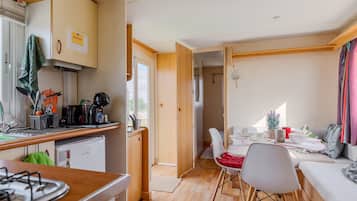 Kühlschrank, Mikrowelle, Herdplatte, Wasserkocher mit Kaffee-/Teezubehör