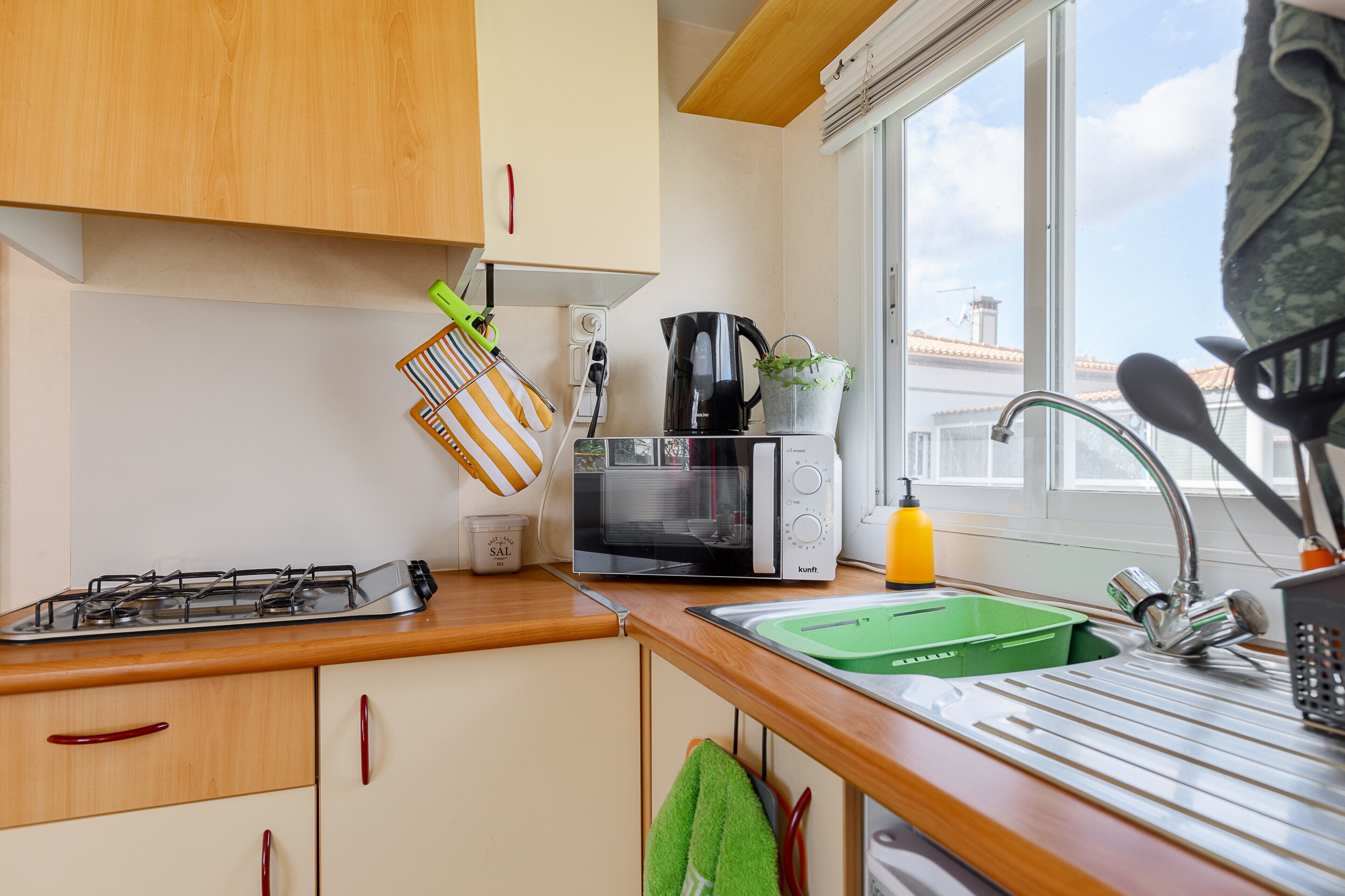 Kühlschrank, Mikrowelle, Herdplatte, Wasserkocher mit Kaffee-/Teezubehör