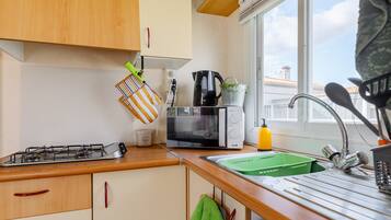 Kühlschrank, Mikrowelle, Herdplatte, Wasserkocher mit Kaffee-/Teezubehör