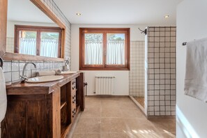 Douche, sèche-cheveux, serviettes fournies