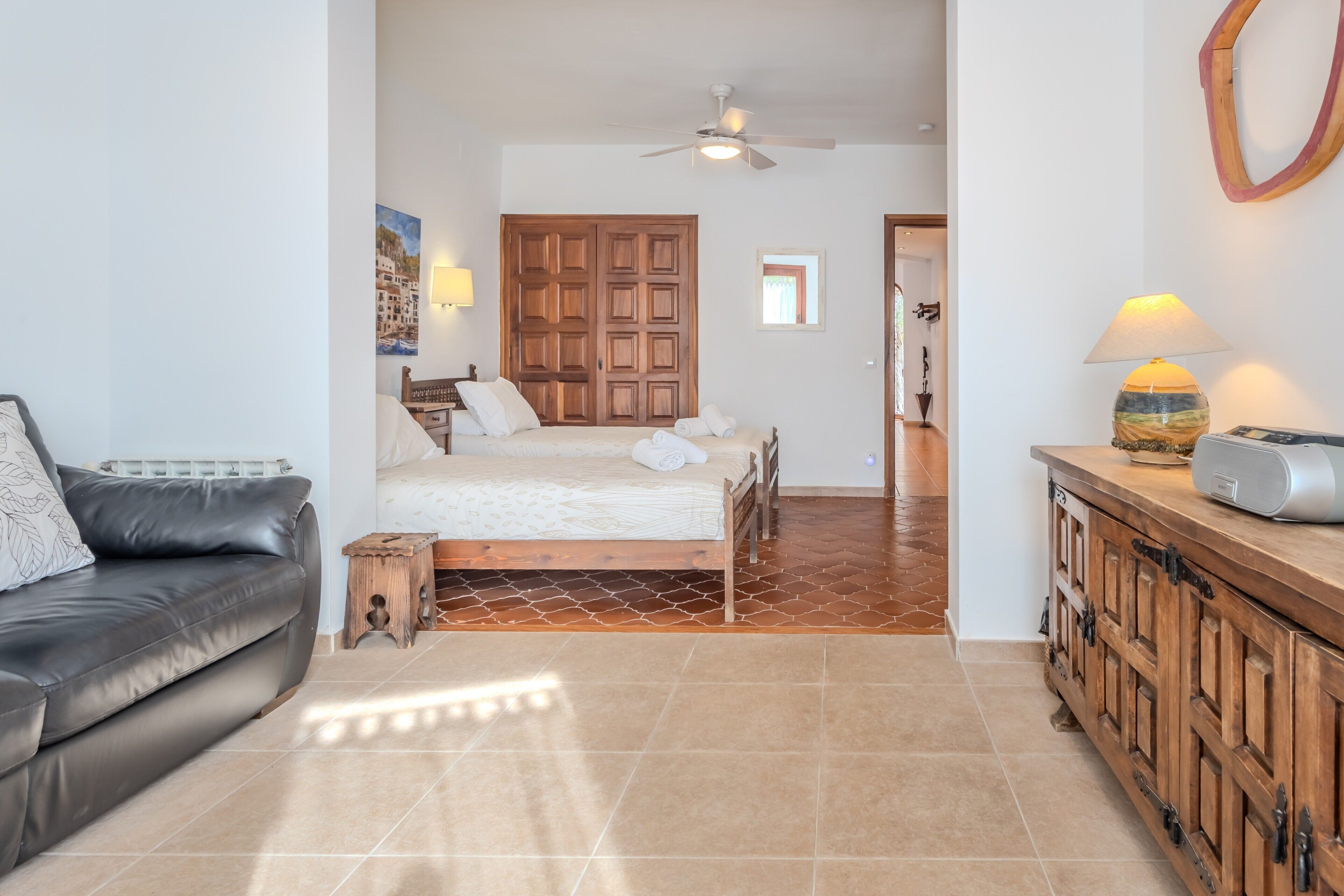 4 室のベッドルーム、アイロン / アイロン台、WiFi (無料)、ベッドシーツ