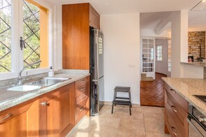 Geladeira, micro-ondas, fogão, cooktop