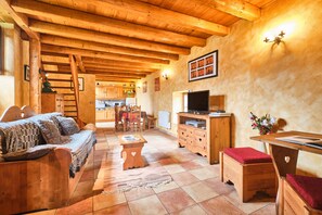TV, fireplace - Holiday Home 'Chateau De Merande' with Mountain Views, Private Terrace and Wi-Fi (Arbin)