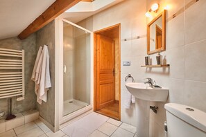 Shower, hair dryer, towels - Holiday Home 'Chateau De Merande' with Mountain Views, Private Terrace and Wi-Fi (Arbin)
