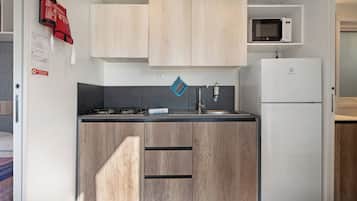 Réfrigérateur, micro-ondes, plaque de cuisson, cafetiÚre/bouilloire