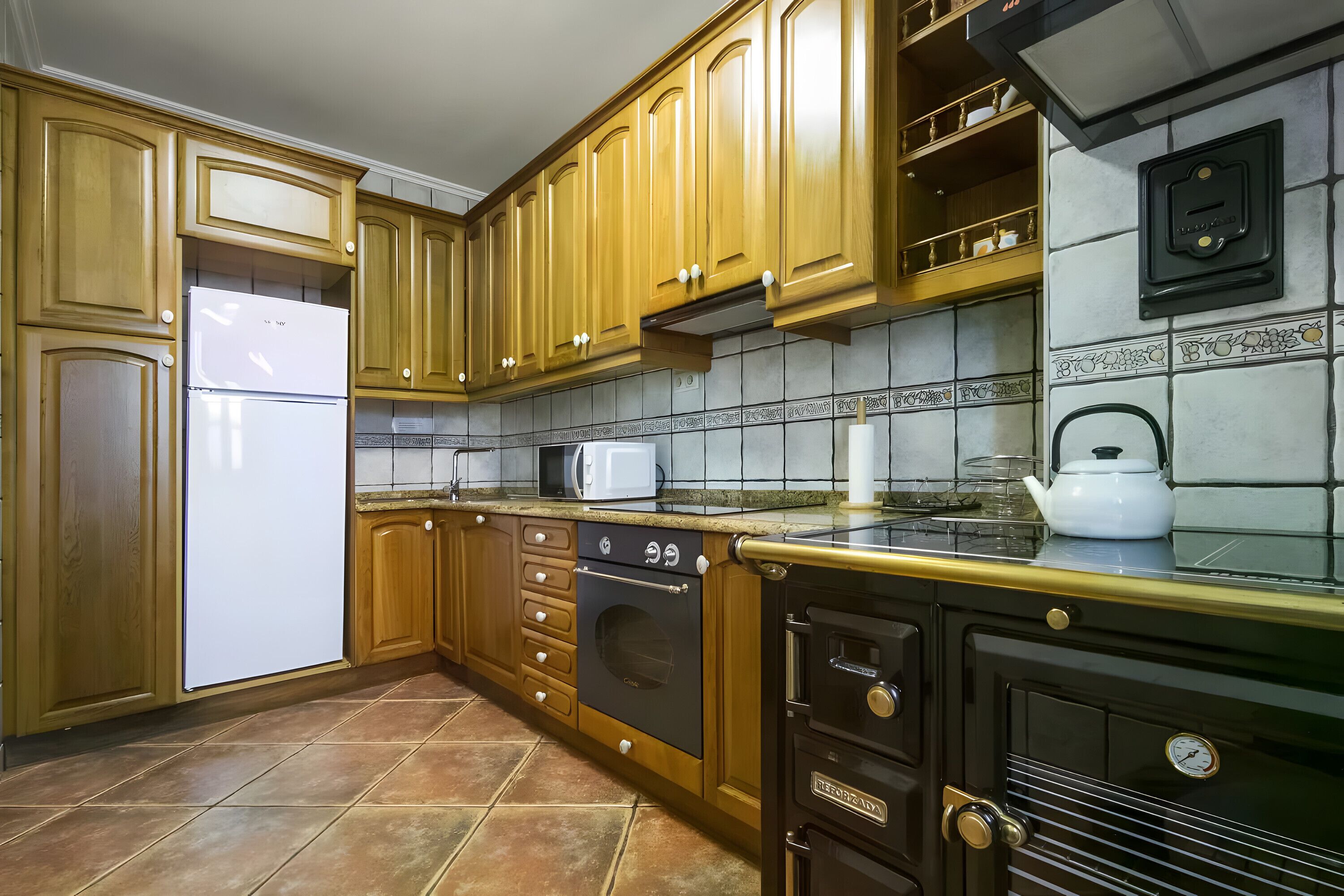 Kühlschrank, Mikrowelle, Ofen, Herdplatte