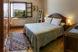 3 室のベッドルーム、WiFi (無料)、ベッドシーツ