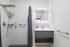 Douche, sèche-cheveux, serviettes fournies
