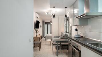 Frigorifero, microonde, forno, piano cottura