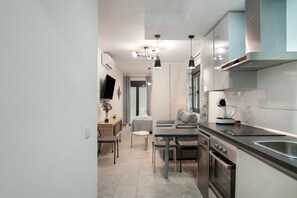 Geladeira, micro-ondas, fogão, cooktop