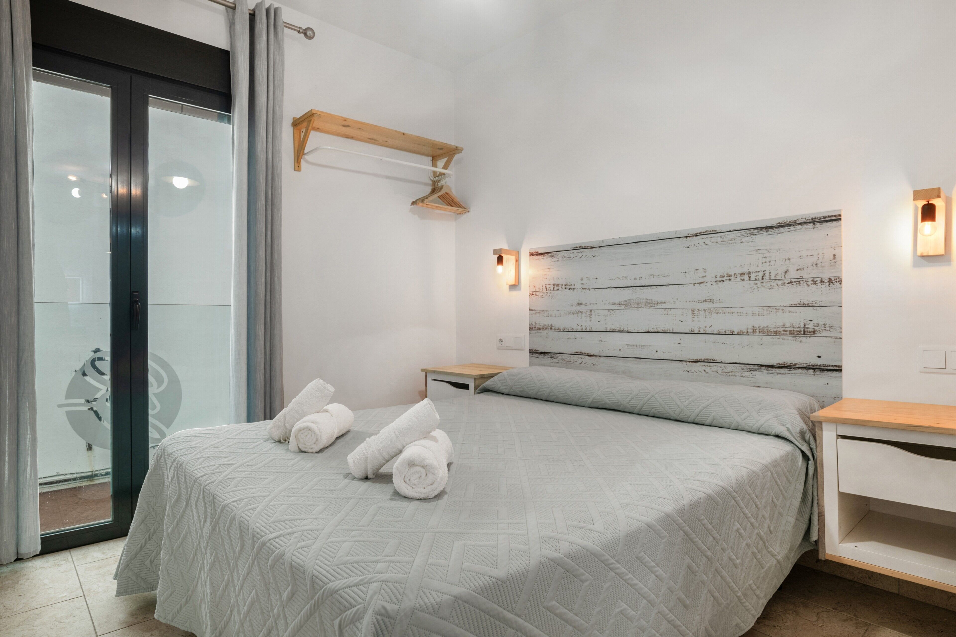 1 habitación, tabla de planchar con plancha, wifi gratis y ropa de cama 