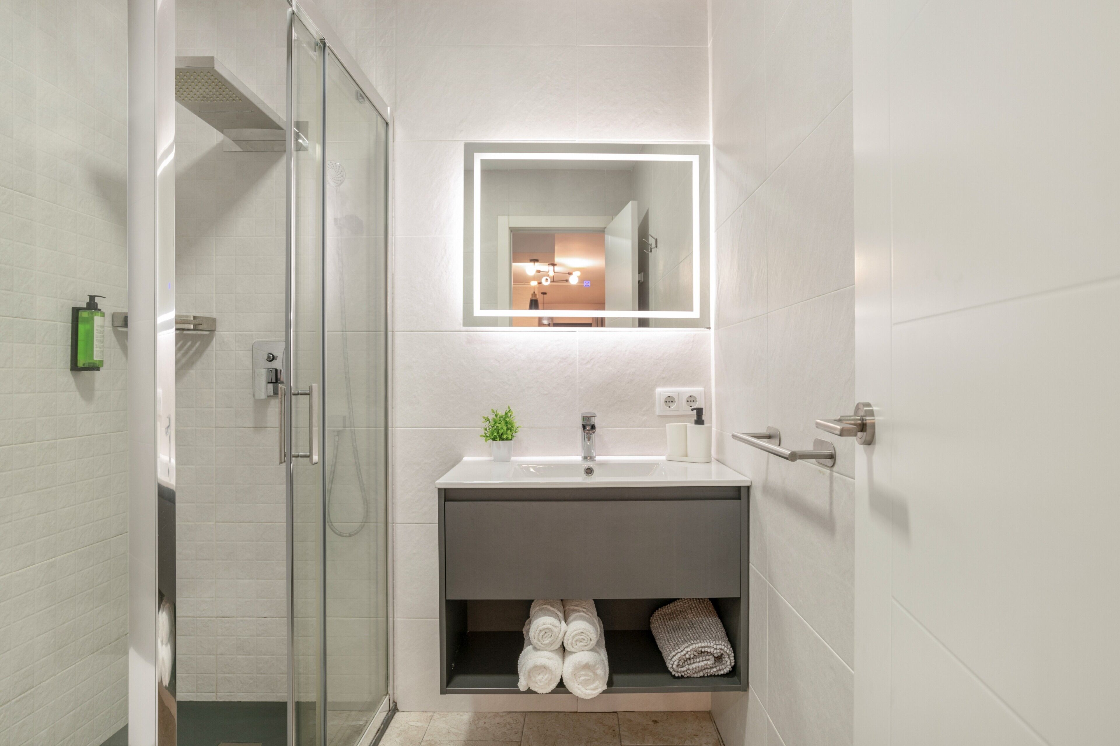 Een douche, een haardroger, handdoeken