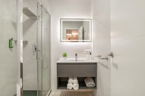 Douche, sèche-cheveux, serviettes fournies