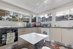 Fridge, microwave, oven, stovetop - Domaine Du Pin De La Lègue (Fréjus)