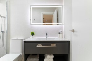 Shower, hair dryer, towels - Apartment 'Bellamar 6 Apartamento 2Dormitorios' with Wi-Fi and Air Conditioning (Barbate)