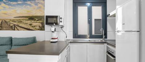 Een koelkast, een magnetron, een oven, een kookplaat