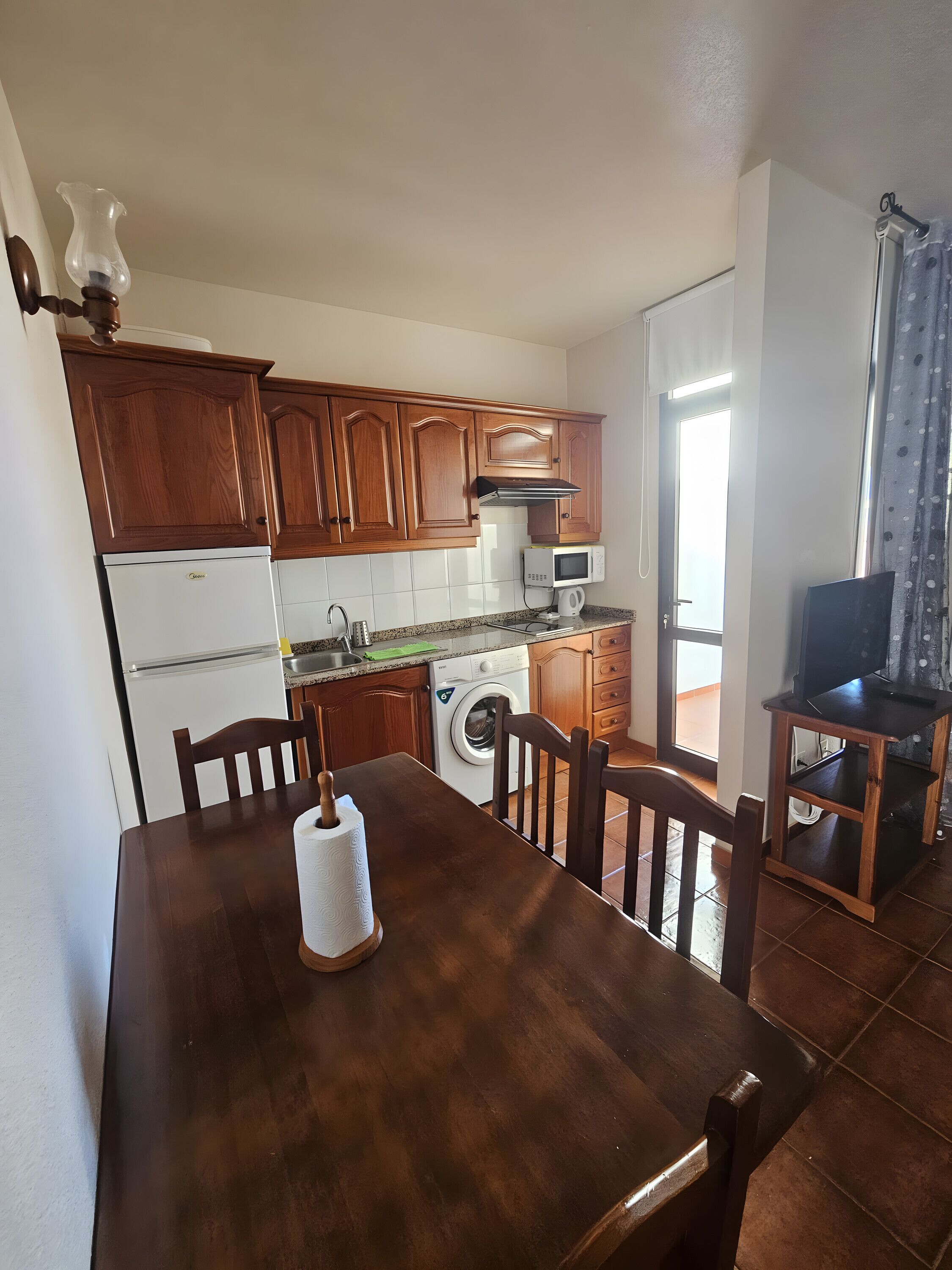 Frigorífico, microondas, placa de cocina y cafetera o tetera